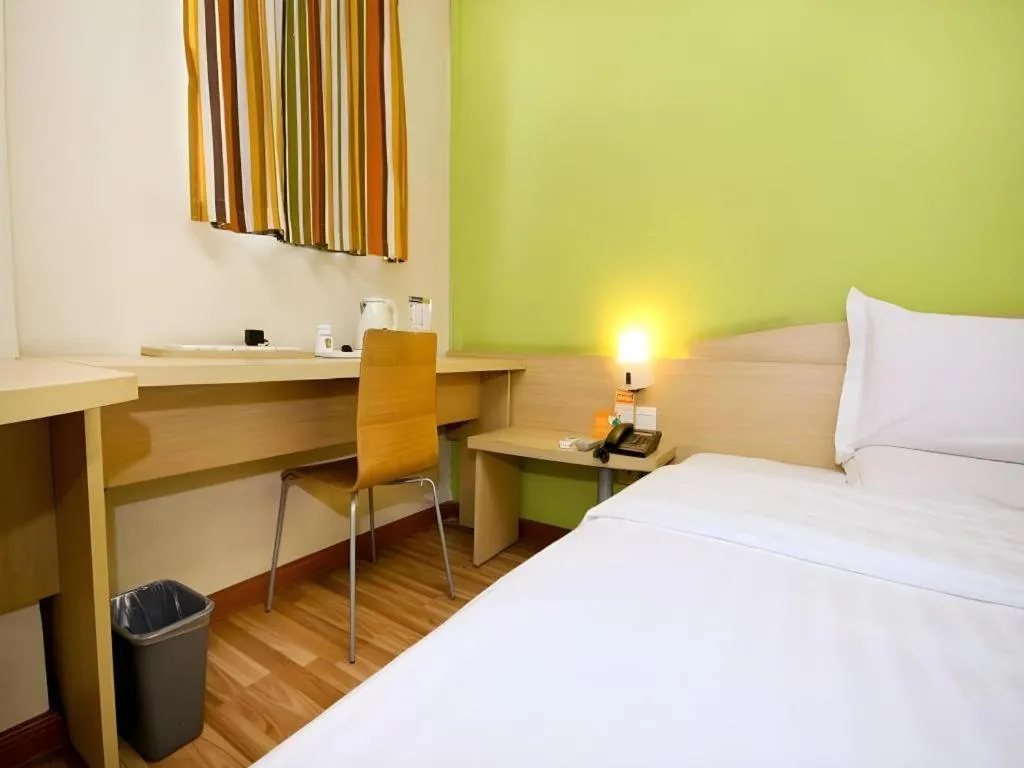 Bed in 7 Days Inn Xi'an Xijing Hospital Tonghuamen Metro Station