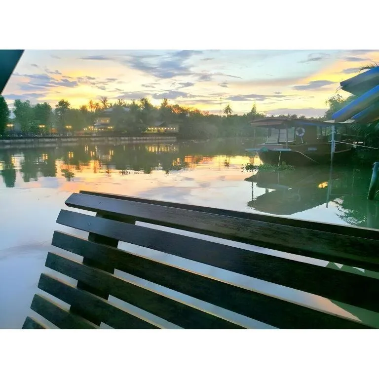 RuenNamyen Resort Amphawa