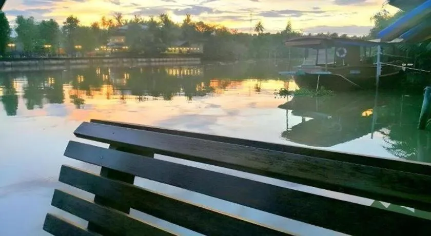 RuenNamyen Resort Amphawa