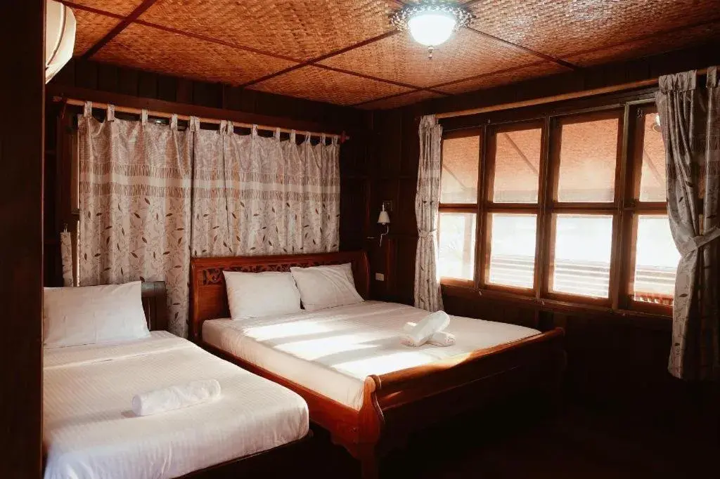 Bed in RuenNamyen Resort Amphawa Bed in RuenNamyen Resort Amphawa