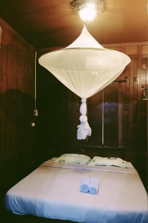 Bed in RuenNamyen Resort Amphawa