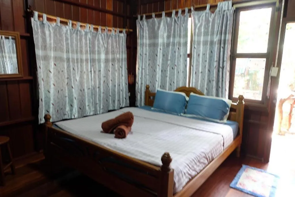 Bed in RuenNamyen Resort Amphawa