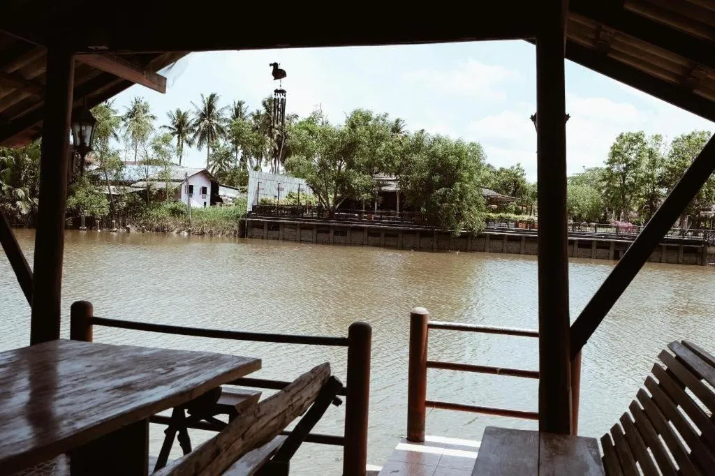 RuenNamyen Resort Amphawa