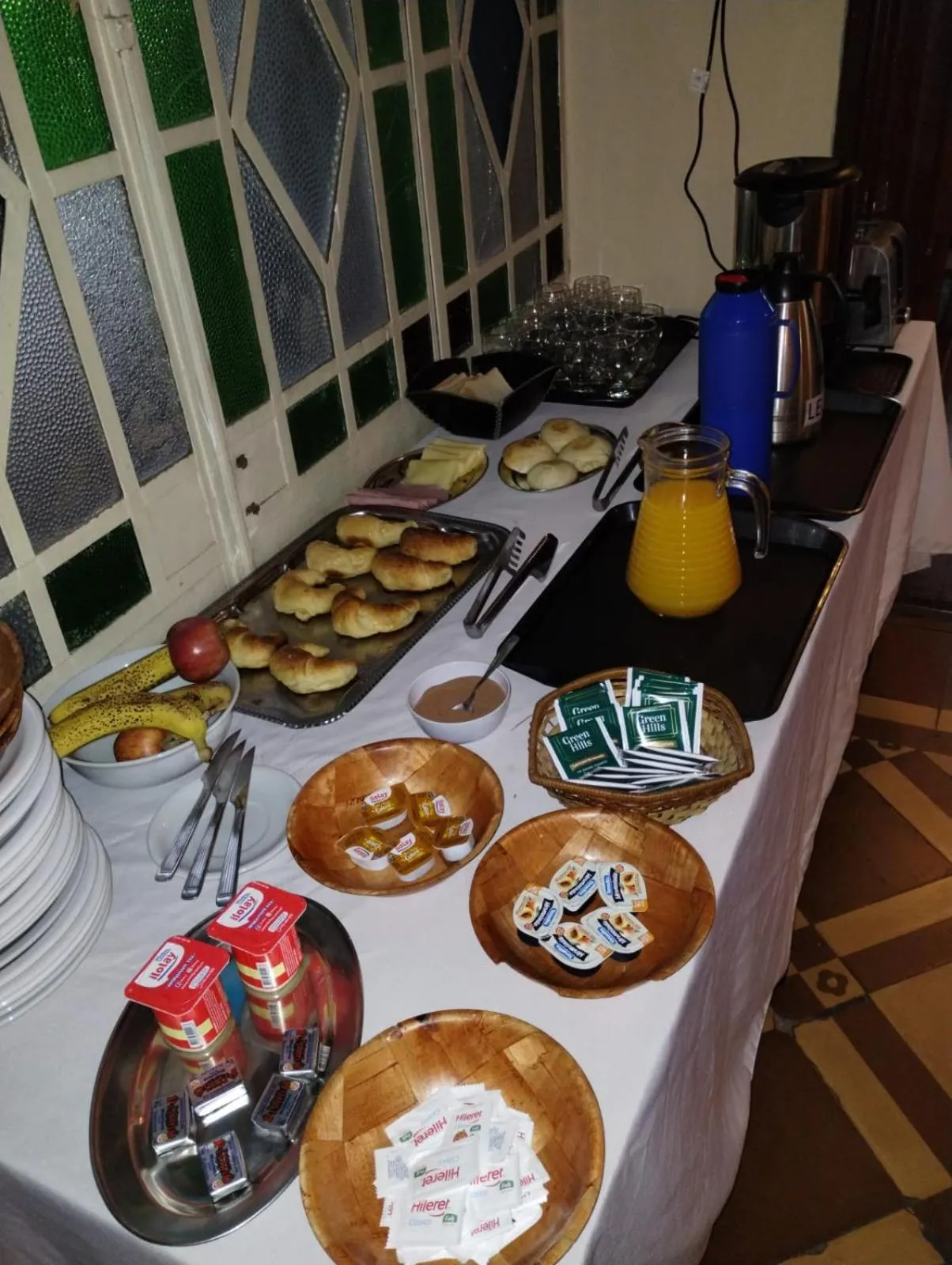 Buffet breakfast in Posada Chalet de Bassi