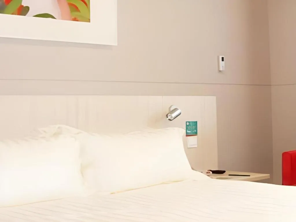 Bed in Jinjiang Inn Baotou Donghe East Railway Station