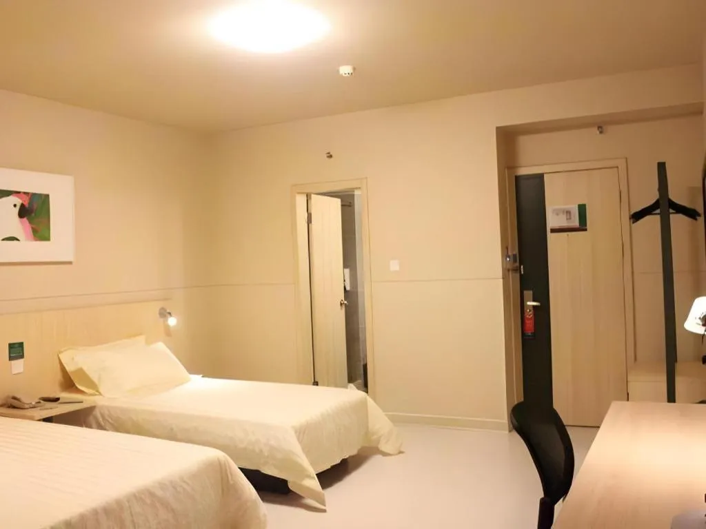 Bed in Jinjiang Inn Quanzhou West Street Kaiyuan Temple