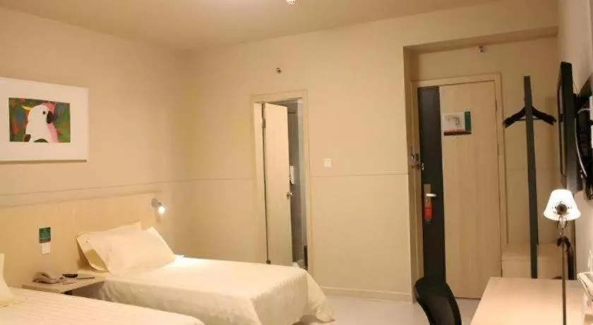 Bed in Jinjiang Inn Quanzhou West Street Kaiyuan Temple