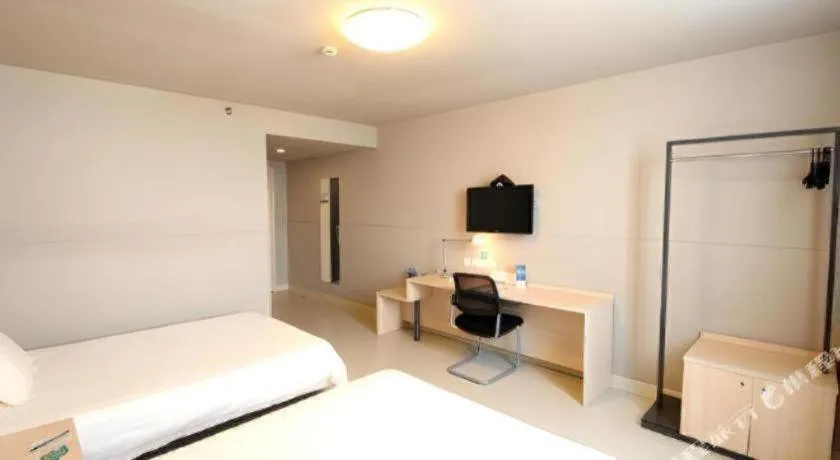 Bed in Jinjiang Inn Quanzhou West Street Kaiyuan Temple