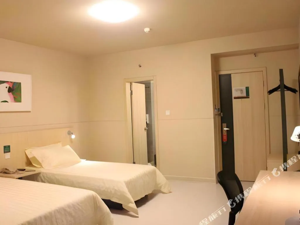 Bed in Jinjiang Inn Quanzhou West Street Kaiyuan Temple