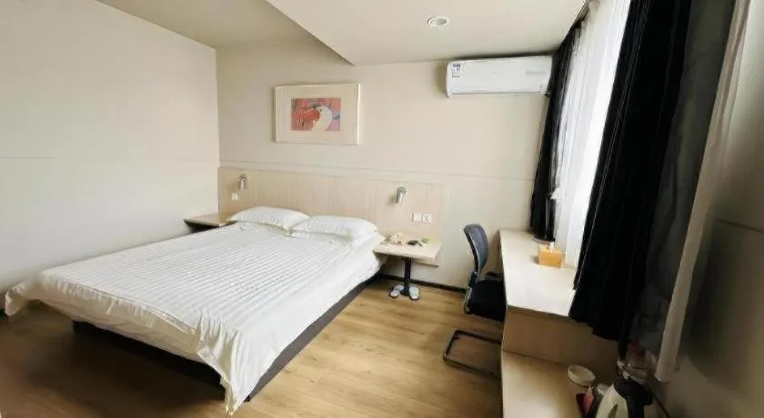 Bed in Jinjiang Inn Quanzhou West Street Kaiyuan Temple