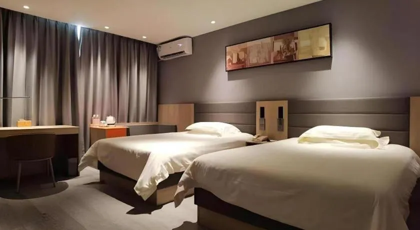 Bed in Jinjiang Inn Quanzhou West Street Kaiyuan Temple