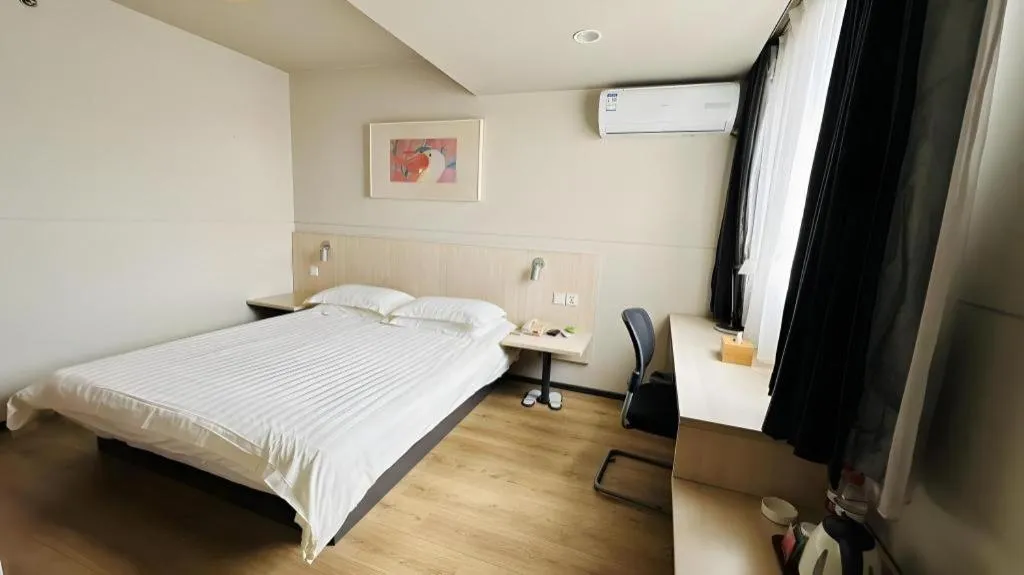 Bed in Jinjiang Inn Quanzhou West Street Kaiyuan Temple