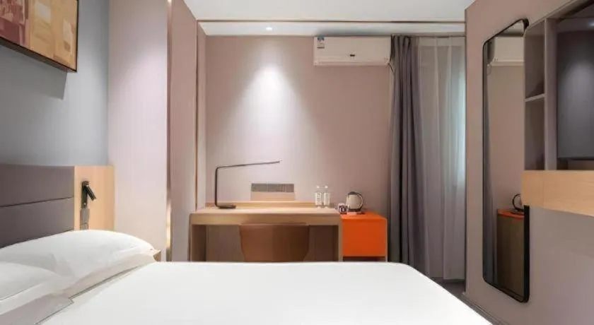 Bed in Jinjiang Inn Quanzhou West Street Kaiyuan Temple