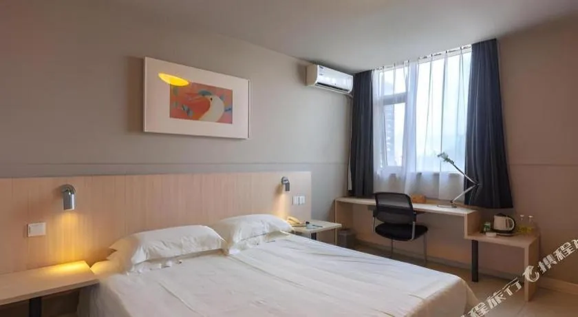 Bed in Jinjiang Inn Quanzhou West Street Kaiyuan Temple