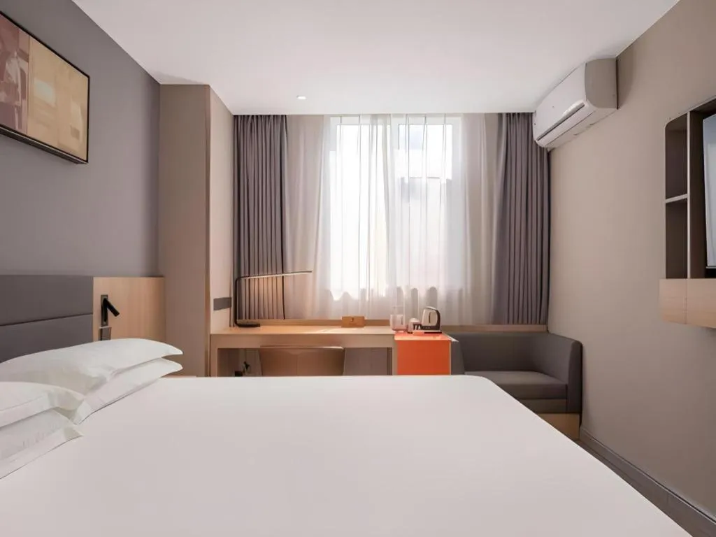 Bed in Jinjiang Inn Quanzhou West Street Kaiyuan Temple