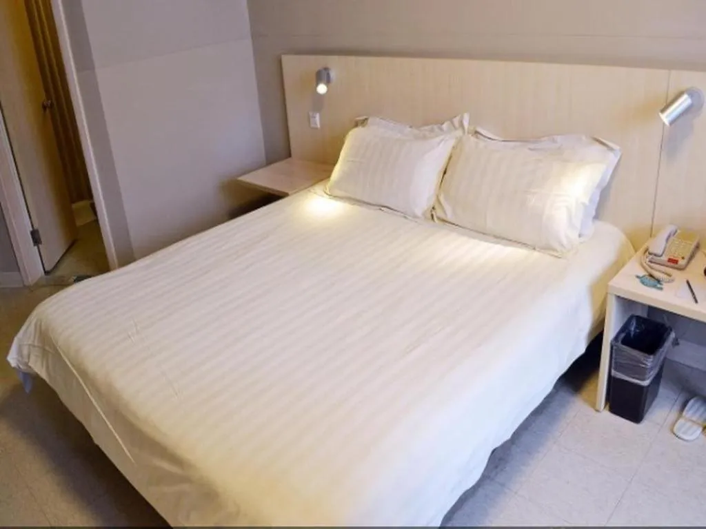 Bed in Jinjiang Inn Nanjing Xinjiekou