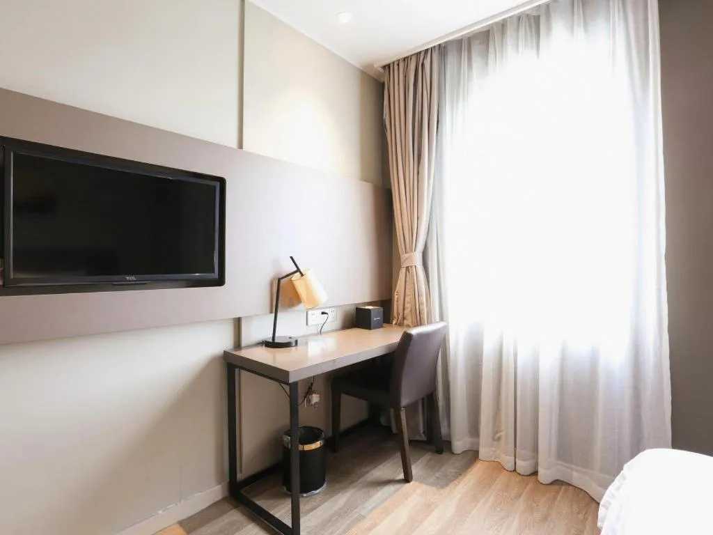 Bed in Home Inn Plus Shanghai Pudong Airport Chuansha Branch