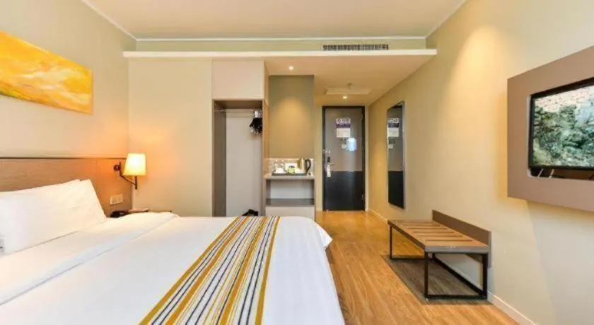 Bed in Home Inn Plus Shanghai Pudong Airport Chuansha Branch