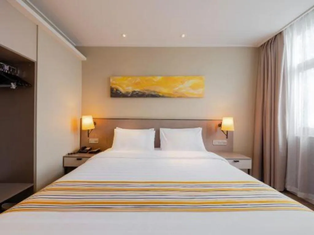 Bed in Home Inn Plus Shanghai Pudong Airport Chuansha Branch