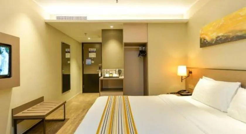 Bed in Home Inn Plus Shanghai Pudong Airport Chuansha Branch