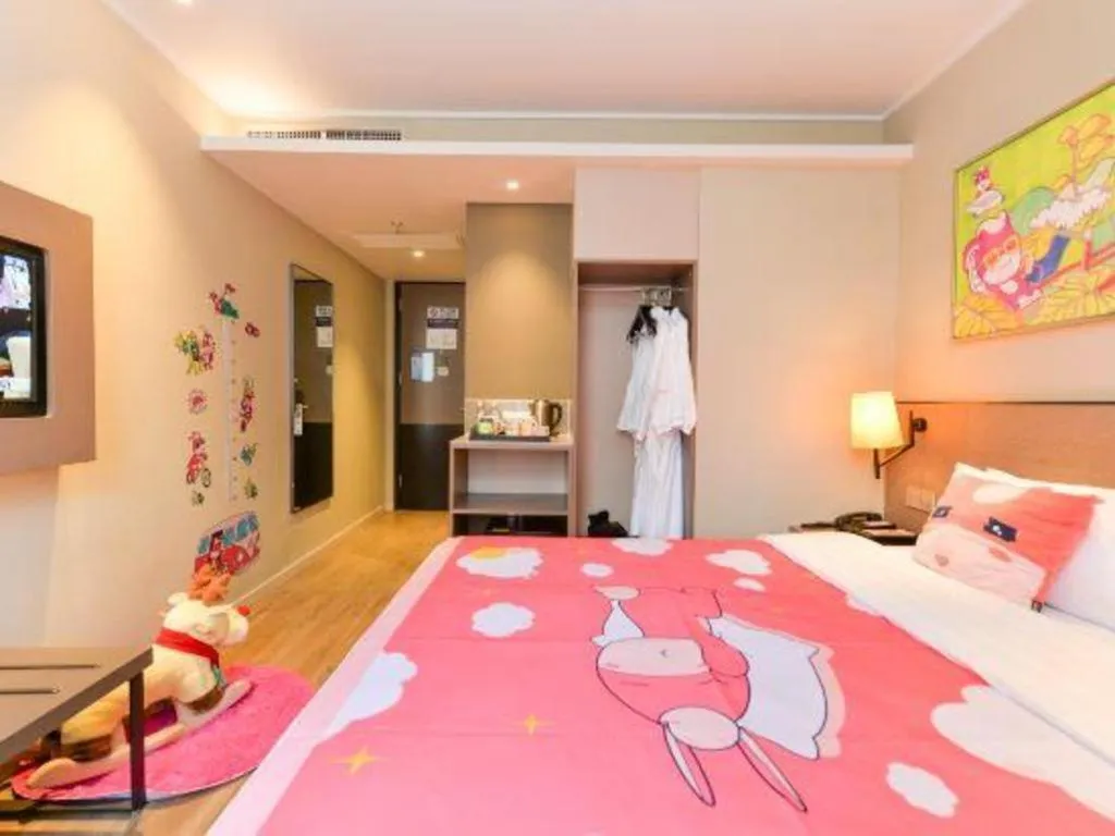 Bed in Home Inn Plus Shanghai Pudong Airport Chuansha Branch