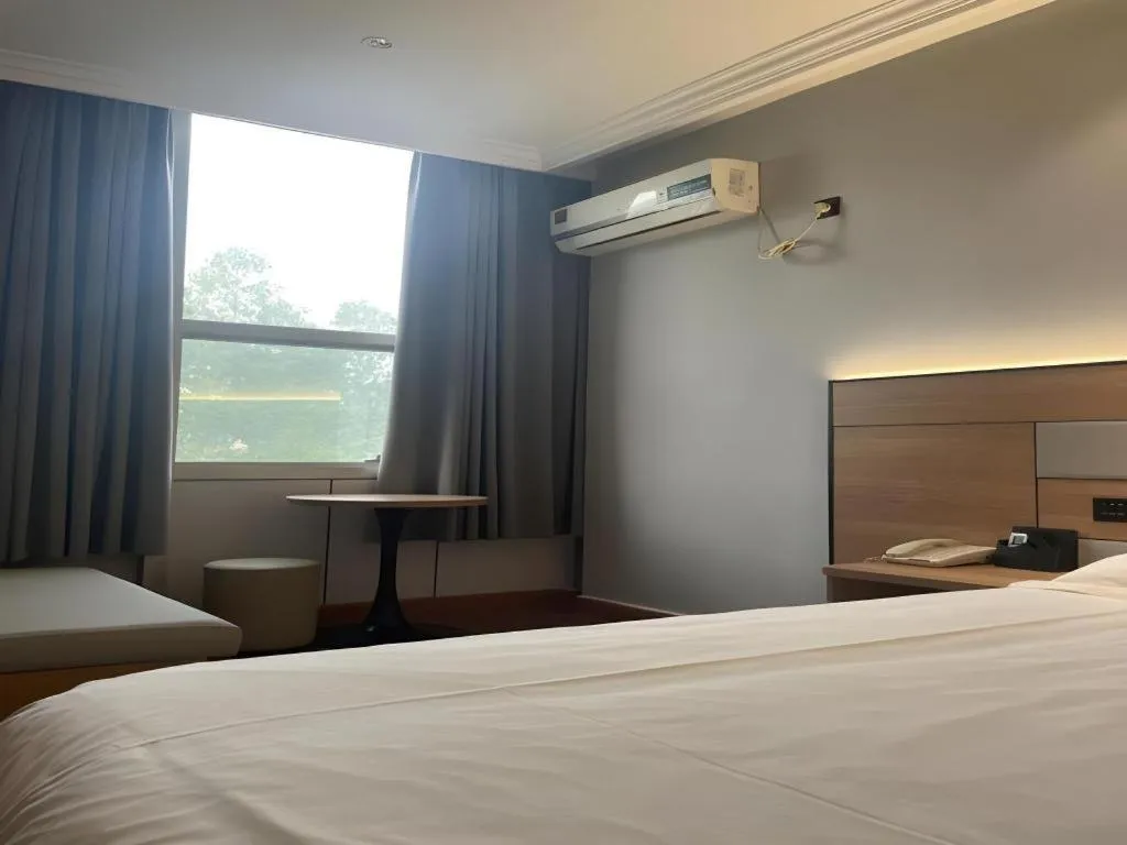 Bed in GreenTree Inn Shanghai Hongqiao Hub Convention Center Jinghua Road Shell Hotel