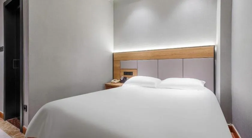 Bed in GreenTree Inn Shanghai Hongqiao Hub Convention Center Jinghua Road Shell Hotel