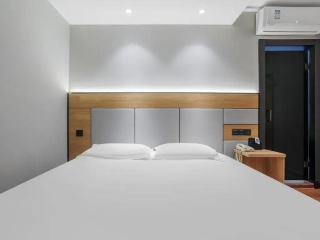 Bed in GreenTree Inn Shanghai Hongqiao Hub Convention Center Jinghua Road Shell Hotel