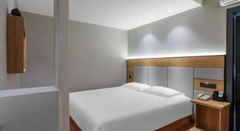 Bed in GreenTree Inn Shanghai Hongqiao Hub Convention Center Jinghua Road Shell Hotel Bed in GreenTree Inn Shanghai Hongqiao Hub Convention Center Jinghua Road Shell Hotel