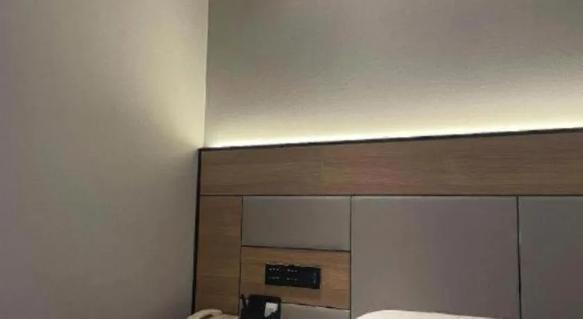 Bed in GreenTree Inn Shanghai Hongqiao Hub Convention Center Jinghua Road Shell Hotel