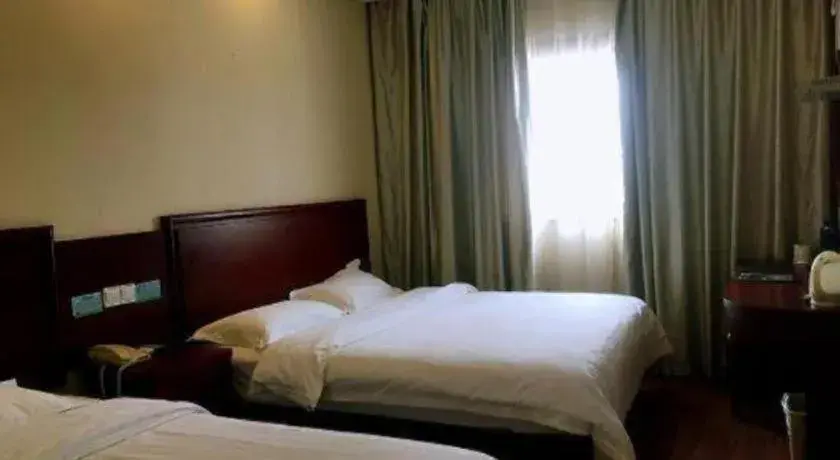 Bed in GreenTree Inn Shanghai Hongqiao Hub Convention Center Jinghua Road Shell Hotel Bed in GreenTree Inn Shanghai Hongqiao Hub Convention Center Jinghua Road Shell Hotel