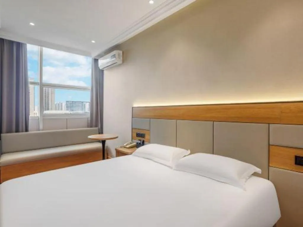 Bed in GreenTree Inn Shanghai Hongqiao Hub Convention Center Jinghua Road Shell Hotel