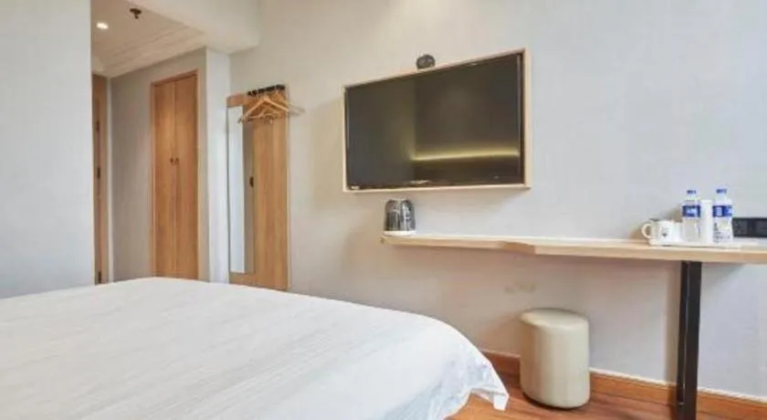 Bed in GreenTree Inn Shanghai Hongqiao Hub Convention Center Jinghua Road Shell Hotel