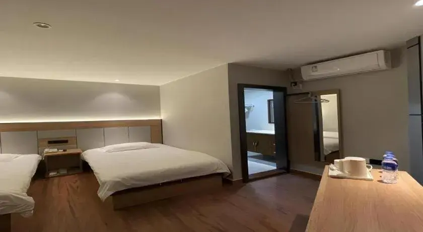 Bed in GreenTree Inn Shanghai Hongqiao Hub Convention Center Jinghua Road Shell Hotel Bed in GreenTree Inn Shanghai Hongqiao Hub Convention Center Jinghua Road Shell Hotel