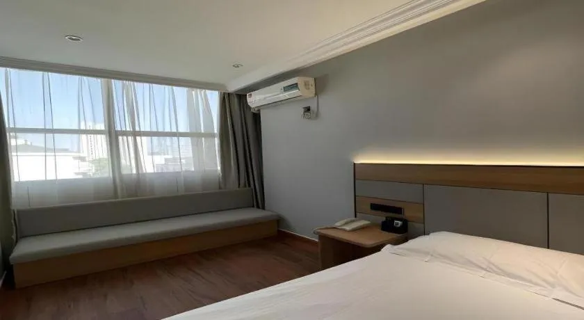 Bed in GreenTree Inn Shanghai Hongqiao Hub Convention Center Jinghua Road Shell Hotel