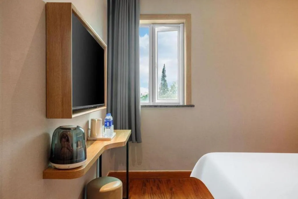 Bed in GreenTree Inn Shanghai Hongqiao Hub Convention Center Jinghua Road Shell Hotel