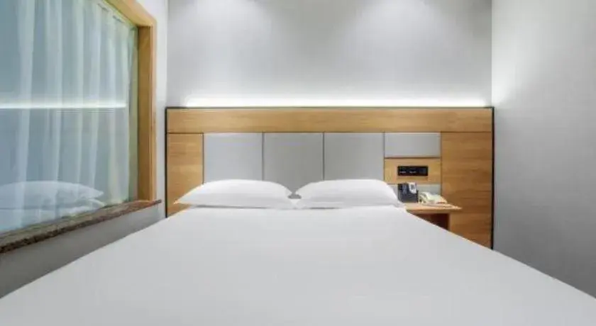 Bed in GreenTree Inn Shanghai Hongqiao Hub Convention Center Jinghua Road Shell Hotel Bed in GreenTree Inn Shanghai Hongqiao Hub Convention Center Jinghua Road Shell Hotel
