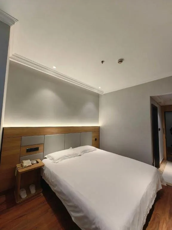 Bed in GreenTree Inn Shanghai Hongqiao Hub Convention Center Jinghua Road Shell Hotel