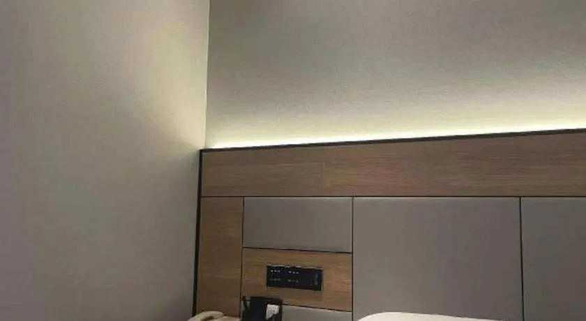 Bed in GreenTree Inn Shanghai Hongqiao Hub Convention Center Jinghua Road Shell Hotel