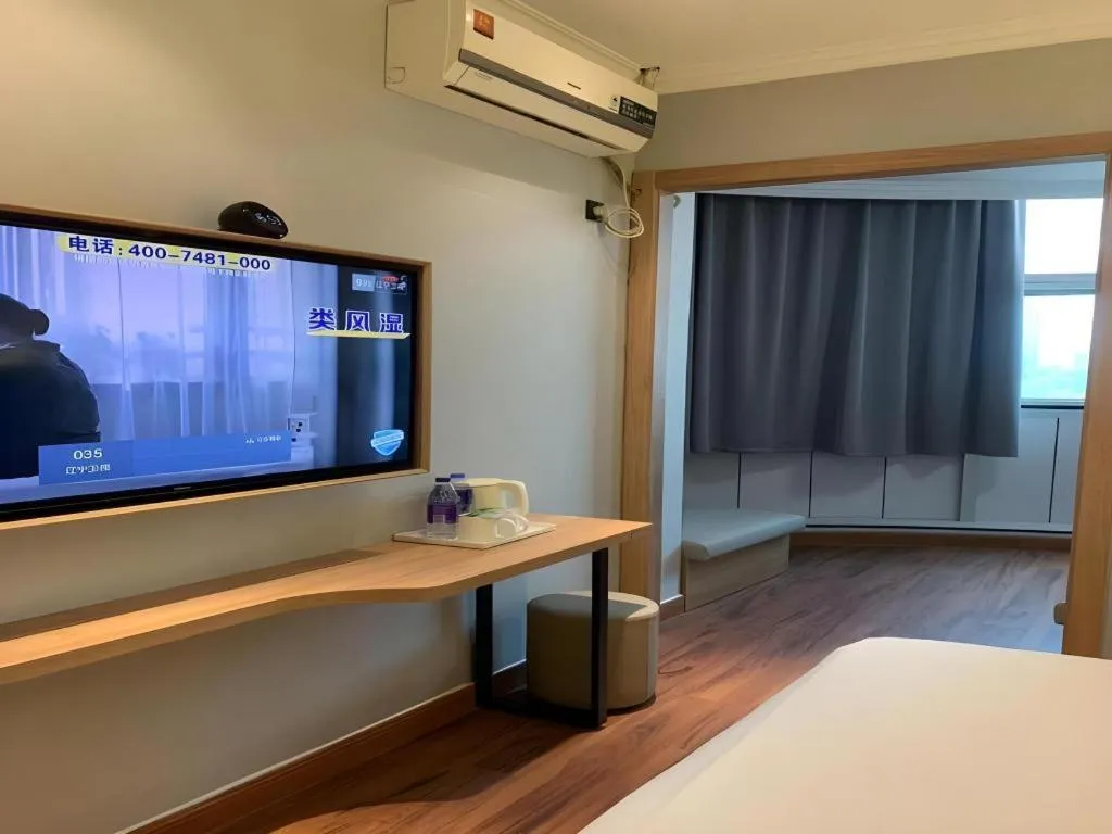 Bed in GreenTree Inn Shanghai Hongqiao Hub Convention Center Jinghua Road Shell Hotel