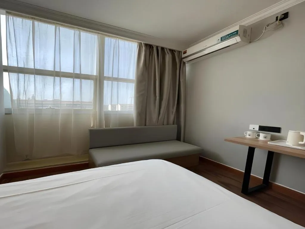 Bed in GreenTree Inn Shanghai Hongqiao Hub Convention Center Jinghua Road Shell Hotel