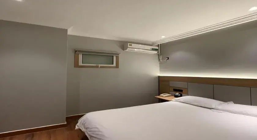 Bed in GreenTree Inn Shanghai Hongqiao Hub Convention Center Jinghua Road Shell Hotel Bed in GreenTree Inn Shanghai Hongqiao Hub Convention Center Jinghua Road Shell Hotel