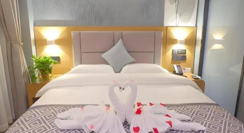Bed in GreenTree Inn Puyang Ruifengyuan Business Hotel