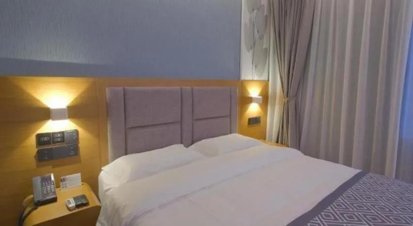 Bed in GreenTree Inn Puyang Ruifengyuan Business Hotel