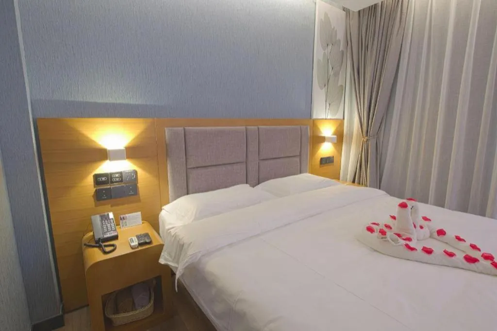 Bed in GreenTree Inn Puyang Ruifengyuan Business Hotel