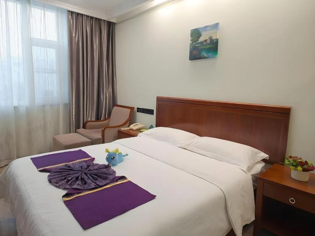 Bed in GreenTree Inn Puyang Ruifengyuan Business Hotel