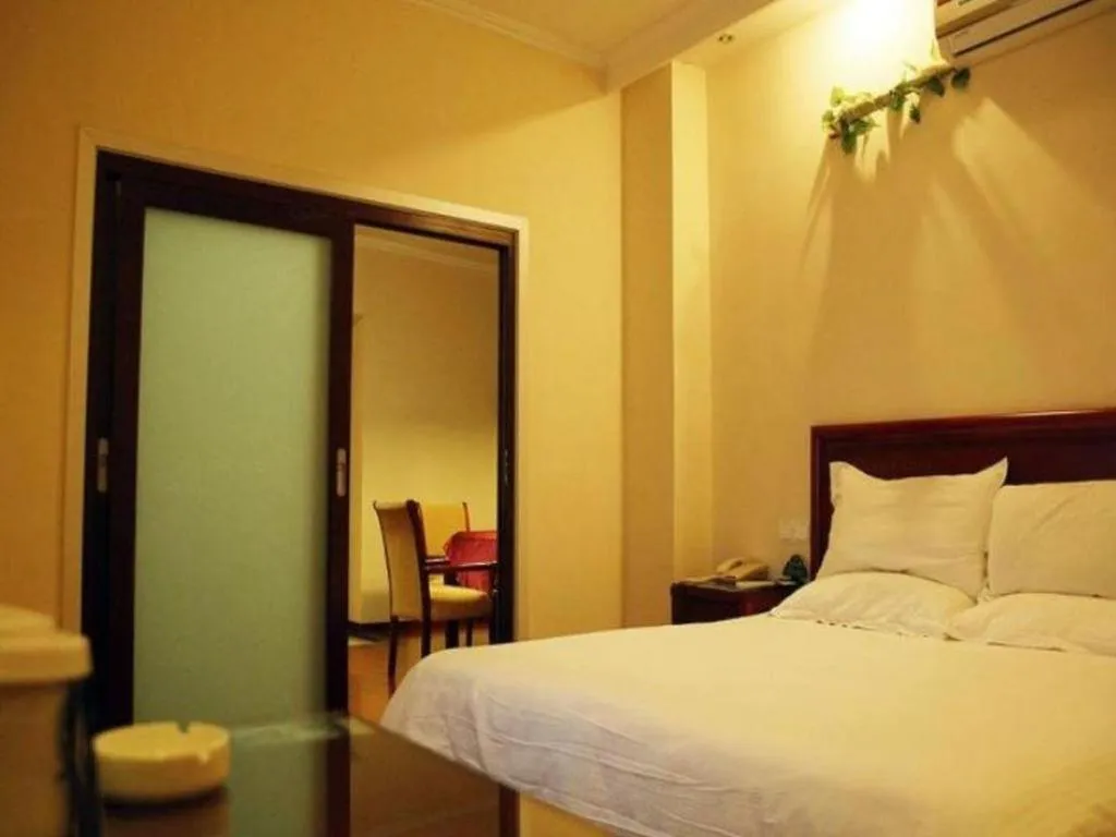 Bed in GreenTree Inn Jiangsu Suzhou Shi Road North Tongjing Road Subway Station Express Hotel