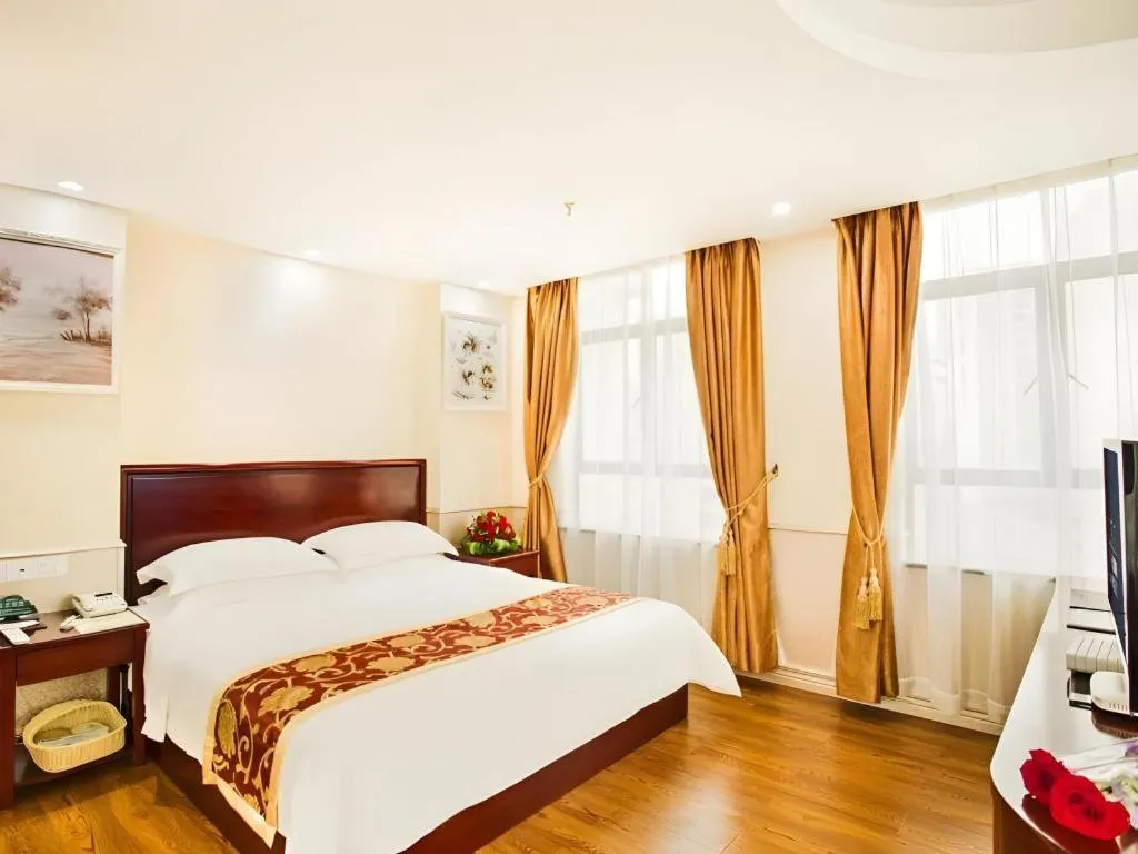 Bed in GreenTree Inn Jieyang North Linjiang Road Express Hotel