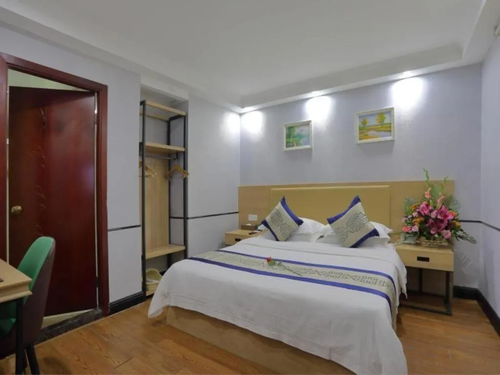 Bed in GreenTree Inn Jieyang North Linjiang Road Express Hotel