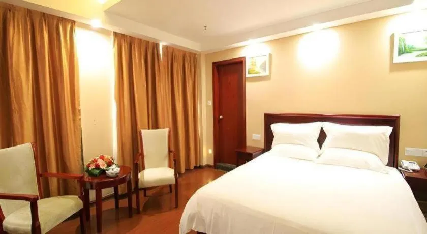 Bed in GreenTree Inn Jieyang North Linjiang Road Express Hotel